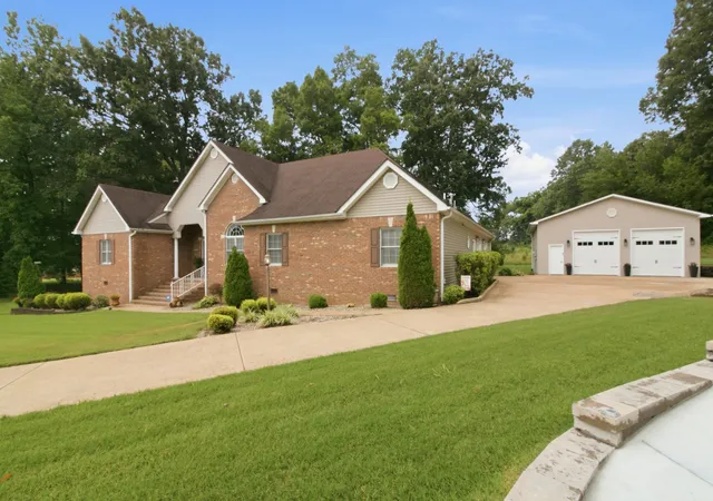 Homes for sale in Paris, TN | 1305 Oakbrook Dr, Paris, TN 38242 | MLS# 3262745