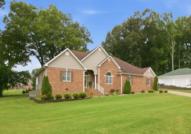 Homes for sale in Paris, TN | 1305 Oakbrook Dr, Paris, TN 38242 | MLS# 3262745