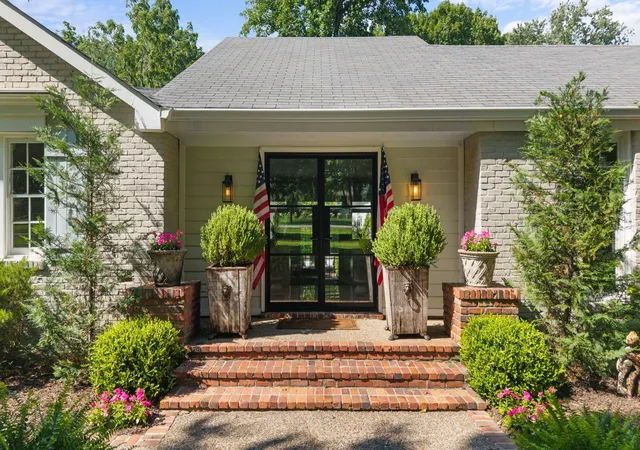 Photo 2 of Mansion for sale at 1018 Gateway Ln, Nashville, TN 37220 | MLS# 3278565 | Listing updated on 2026-10-06