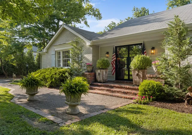 Photo 3 of Mansion for sale at 1018 Gateway Ln, Nashville, TN 37220 | MLS# 3278565 | Listing updated on 2026-10-06