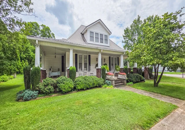 Homes for sale in Decherd, TN | 303 E Main St, Decherd, TN 37324 | MLS# 3263238