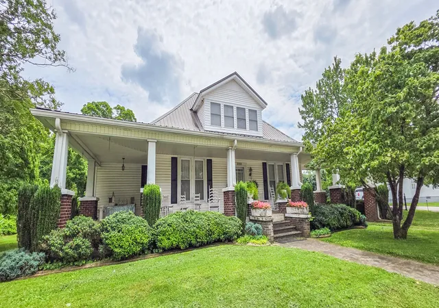 Homes for sale in Decherd, TN | 303 E Main St, Decherd, TN 37324 | MLS# 3263238