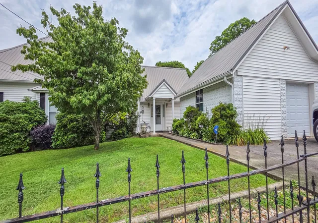 Homes for sale in Decherd, TN | 303 E Main St, Decherd, TN 37324 | MLS# 3263238