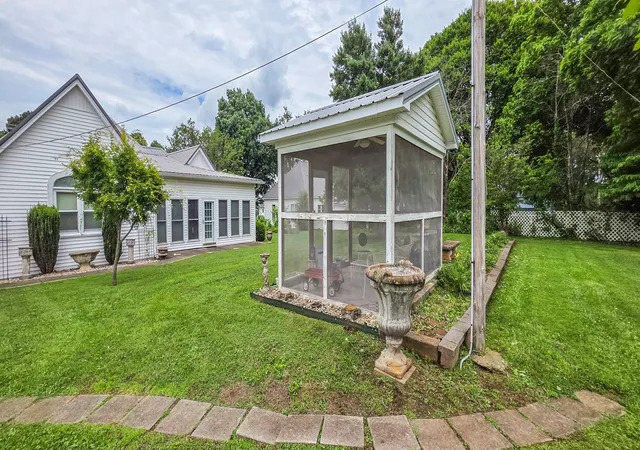 Homes for sale in Decherd, TN | 303 E Main St, Decherd, TN 37324 | MLS# 3263238