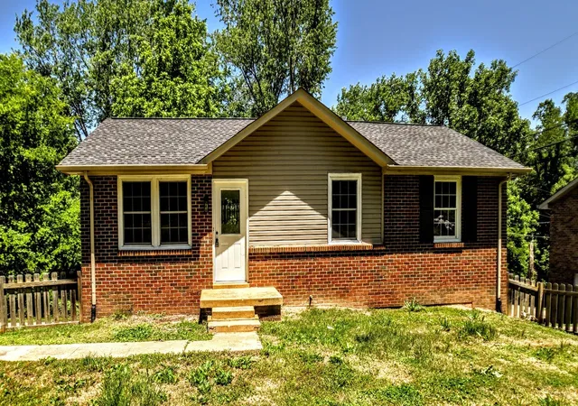 Photo 2 of Single family home for sale at 2051 Shelby Dr, Clarksville, TN 37043 | MLS# 3278568 | Listing updated on 2026-08-03