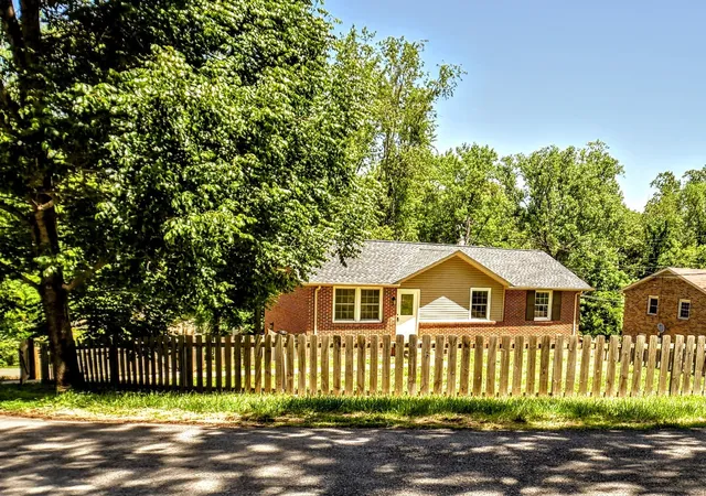 Photo 3 of Single family home for sale at 2051 Shelby Dr, Clarksville, TN 37043 | MLS# 3278568 | Listing updated on 2026-08-03