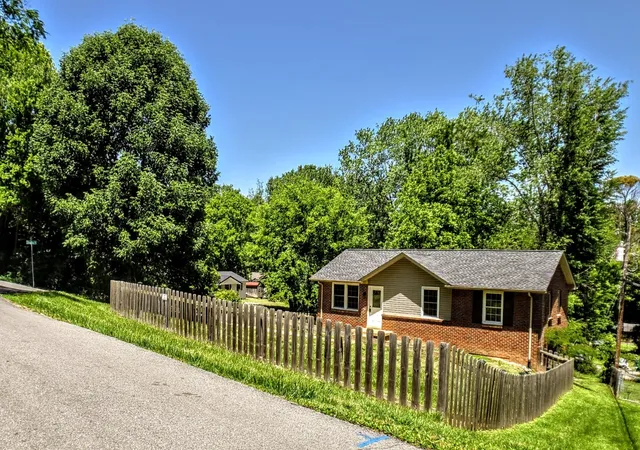 Photo 3 of Single family home for sale at 2051 Shelby Dr, Clarksville, TN 37043 | MLS# 3278568 | Listing updated on 2026-08-03