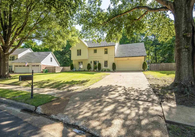 Homes for sale in Germantown, TN | 2448 Willinghurst Dr, Germantown, TN 38139 | MLS# 3263192