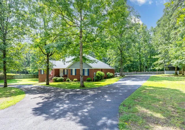 3rd image of 106 Parkwood Ln, Hohenwald, TN 38462 | MLS# 3269998