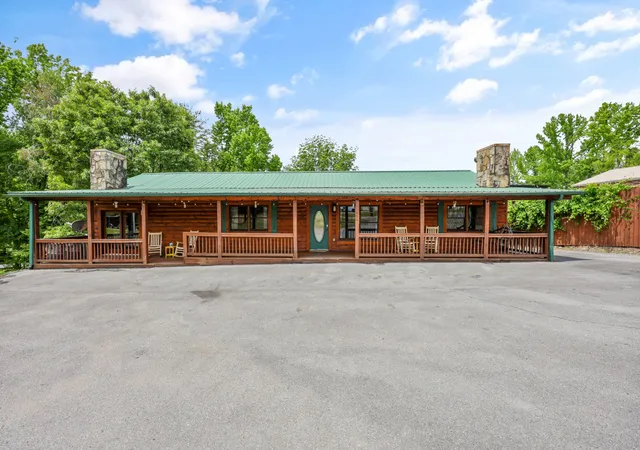 Photo 2 of Single family home for sale at 2834 Florence Dr, Pigeon Forge, TN 37863 | MLS# 3283784 | Listing updated on 2026-07-16