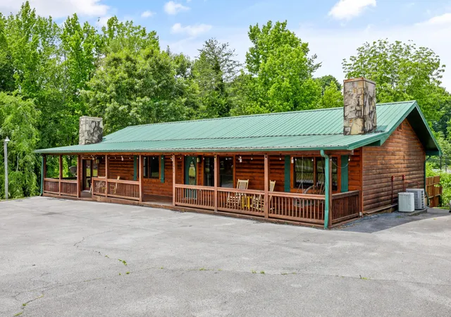 Photo 3 of Single family home for sale at 2834 Florence Dr, Pigeon Forge, TN 37863 | MLS# 3283784 | Listing updated on 2026-07-16