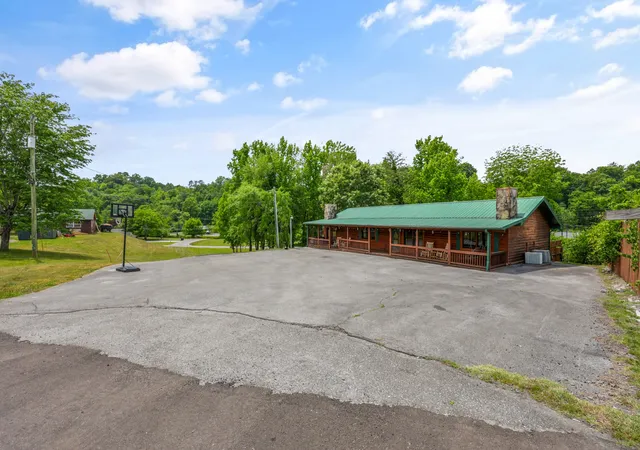 Photo 4 of Single family home for sale at 2834 Florence Dr, Pigeon Forge, TN 37863 | MLS# 3283784 | Listing updated on 2026-07-16