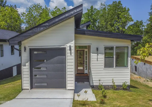 Photo 2 of Sale Pending at 2335 Rock Gardens Dr, Sevierville, TN 37876 | MLS# 3521088 | Listing updated on 2026-10-29