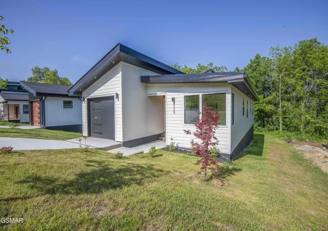 Photo 3 of Sale Pending at 2335 Rock Gardens Dr, Sevierville, TN 37876 | MLS# 3521088 | Listing updated on 2026-10-29