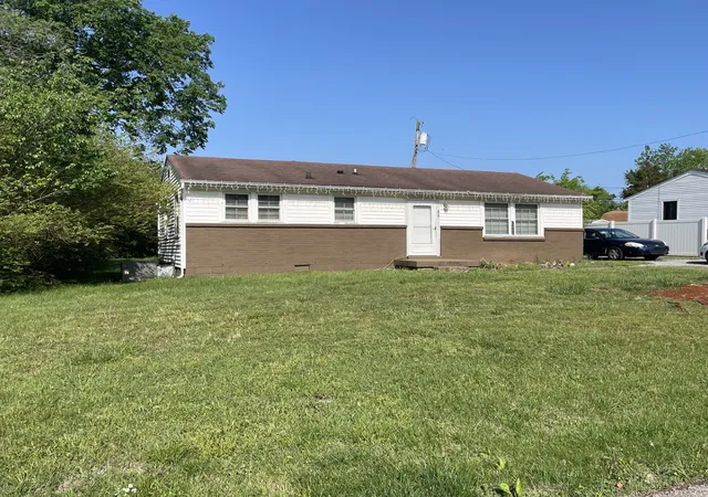 Photo 1 of Single family home for sale at 824 Country Clb Dr, Clarksville, TN 37043 | MLS# 3263438 | Listing updated on 2026-08-20