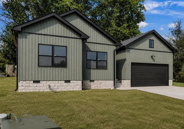Single family home for sale at 112 Bee Line Way, Trenton, KY 42286 | MLS# 3270108