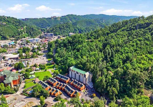 Homes for sale in Gatlinburg, TN | 413 Baskins Creek Rd, Gatlinburg, TN 37738 | Houzeo