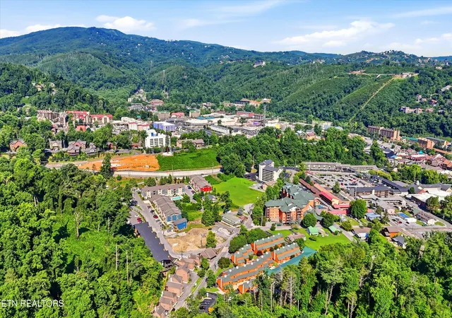 Homes for sale in Gatlinburg, TN | 413 Baskins Creek Rd, Gatlinburg, TN 37738 | Houzeo