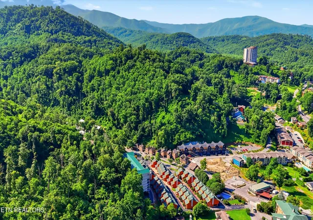 Homes for sale in Gatlinburg, TN | 413 Baskins Creek Rd, Gatlinburg, TN 37738 | Houzeo