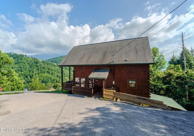 1st image of 205 W Pinnacle Dr, Gatlinburg, TN 37738 | MLS# 3278341