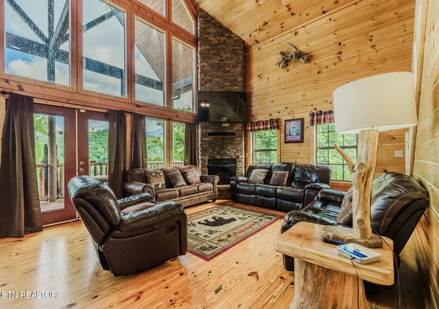2nd image of 205 W Pinnacle Dr, Gatlinburg, TN 37738 | MLS# 3278341