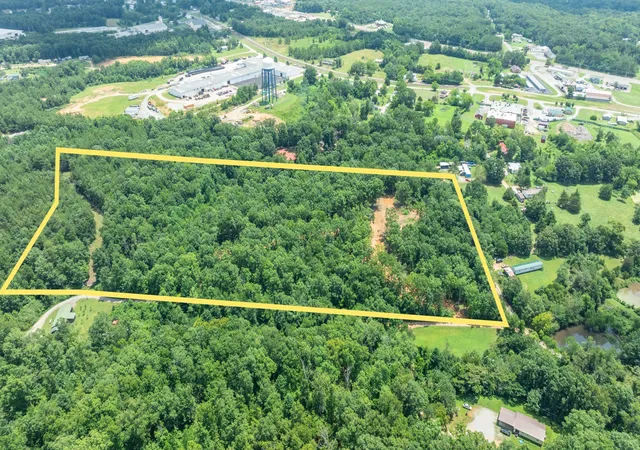 4th image of 348 Columbia Ave, Hohenwald, TN 38462 | MLS# 3279095
