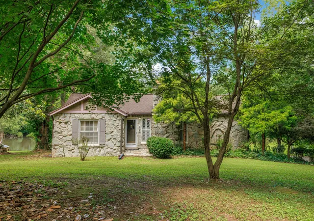 Photo 2 of Single family home for sale at 408 Westwood Dr, Mc Minnville, TN 37110 | MLS# 3270666 | Listing updated on 2026-09-04