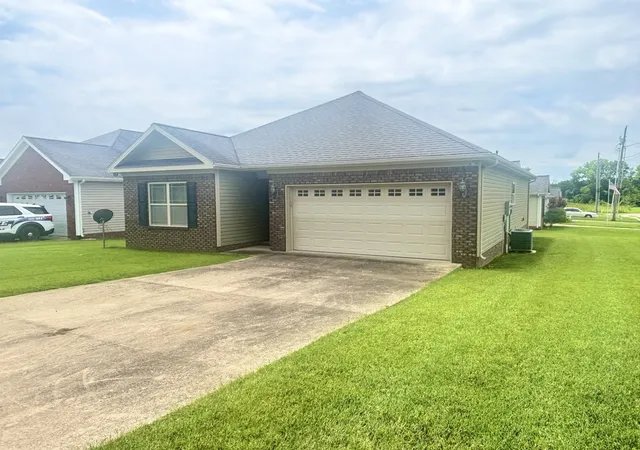 Homes for sale in Hopkinsville, KY | 502 Bridle Way, Hopkinsville, KY 42240 | MLS# 3268512