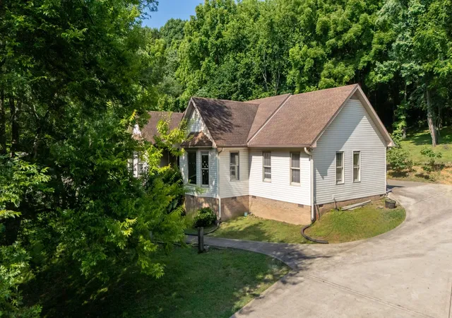 Photo 3 of Single family home for sale at 1440 College Park Dr, Columbia, TN 38401 | MLS# 3270152 | Listing updated on 2026-10-07