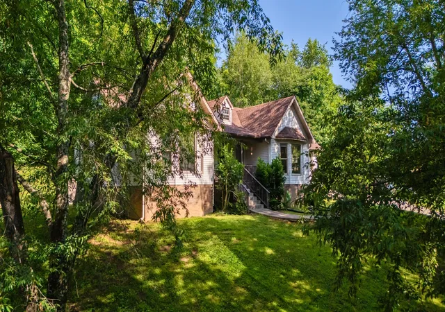 Photo 3 of Single family home for sale at 1440 College Park Dr, Columbia, TN 38401 | MLS# 3270152 | Listing updated on 2026-10-07