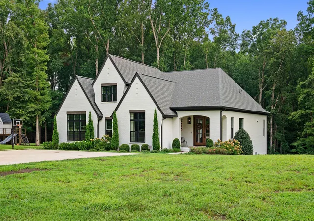 Photo 3 of Single family home for sale at 5916 Pinewood Rd, Franklin, TN 37064 | MLS# 3269705 | Listing updated on 2026-09-24