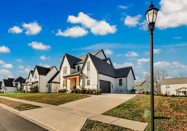 Homes for sale in Clarksville, TN | 867 Shady Bluff Trl, Clarksville, TN 37043 | MLS# 3269856