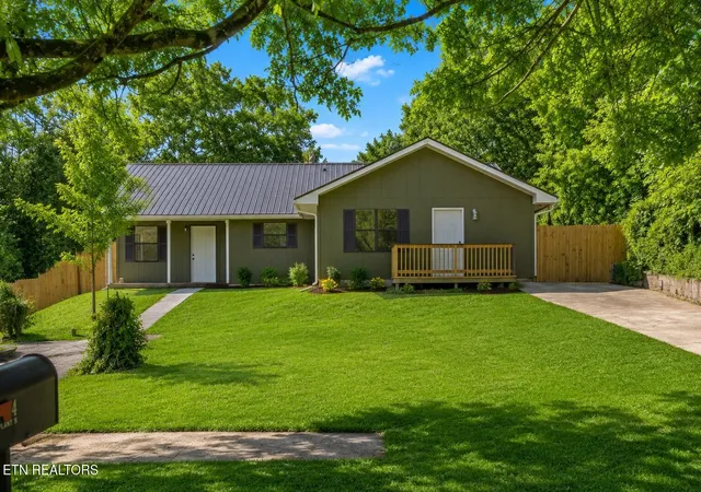 2nd image of 104 Pine St, Athens, TN 37303 | MLS# 3269906