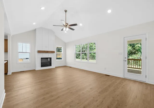 Photo 3 of Single family home for sale at 1220 Iris Glen Dr, Clarksville, TN 37042 | MLS# 3272073 | Listing updated on 2026-09-25