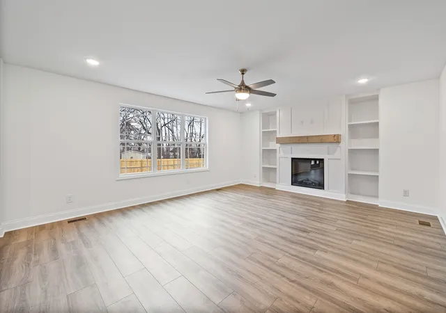 Photo 4 of Single family home for sale at 1231 Iris Glen Dr, Clarksville, TN 37042 | MLS# 3272085 | Listing updated on 2026-08-20
