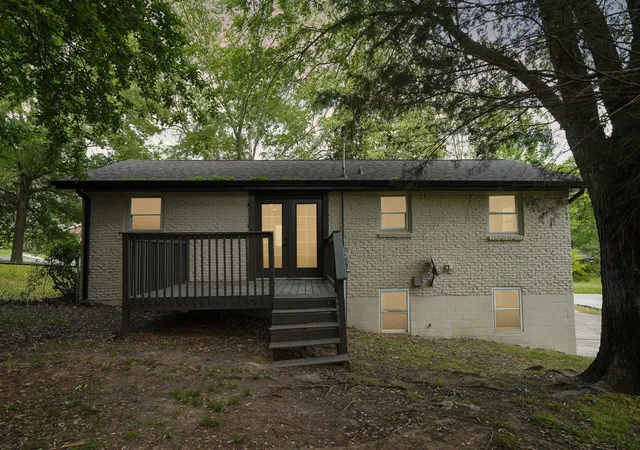 Photo 2 of Single family home for sale at 504 Kenney Dr, Clarksville, TN 37042 | MLS# 3270166 | Listing updated on 2026-09-12