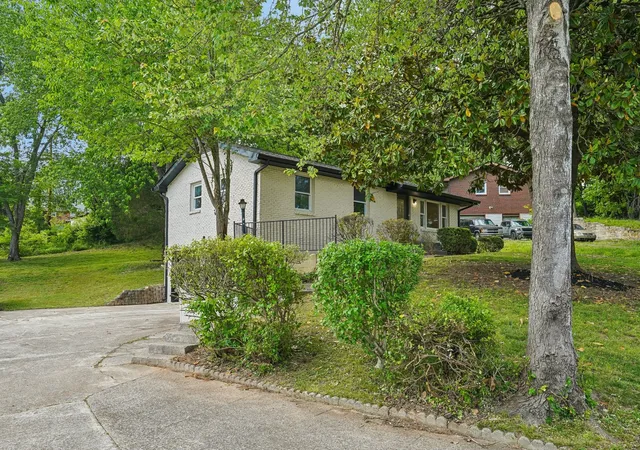 Photo 3 of Single family home for sale at 504 Kenney Dr, Clarksville, TN 37042 | MLS# 3270166 | Listing updated on 2026-09-12