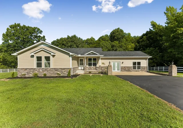 Photo 3 of House for sale at 1513 Centerville Hwy, Hohenwald, TN 38462 | MLS# 3270694 | Listing updated on 2026-09-30