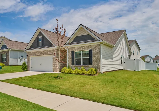 Photo 2 of Single family home for sale at 220 Summerlin Dr, Gallatin, TN 37066 | MLS# 3272314 | Listing updated on 2026-10-23