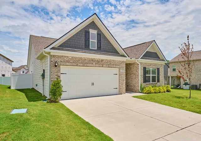 Photo 3 of Single family home for sale at 220 Summerlin Dr, Gallatin, TN 37066 | MLS# 3272314 | Listing updated on 2026-10-23