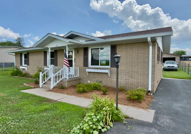 Homes for sale in Woodbury, TN | 925 Old Mcminnville Rd, Woodbury, TN 37190 | MLS# 3276544