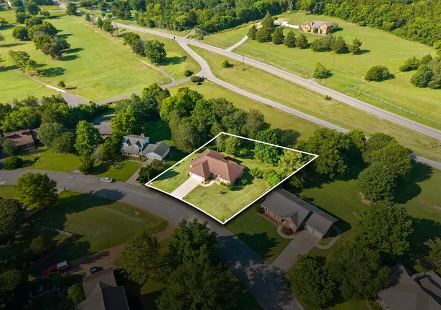 Photo 3 of Single family home for sale at 909 Greenview Dr, Fayetteville, TN 37334 | MLS# 3272368 | Listing updated on 2026-09-07
