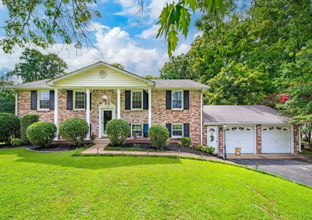 Photo 1 of Single family home for sale at 104 Hemingway Dr, Columbia, TN 38401 | MLS# 3272362 | Listing updated on 2026-08-20