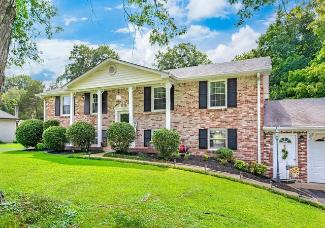 Photo 2 of Single family home for sale at 104 Hemingway Dr, Columbia, TN 38401 | MLS# 3272362 | Listing updated on 2026-08-20