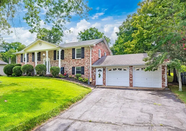 Photo 3 of Single family home for sale at 104 Hemingway Dr, Columbia, TN 38401 | MLS# 3272362 | Listing updated on 2026-08-20