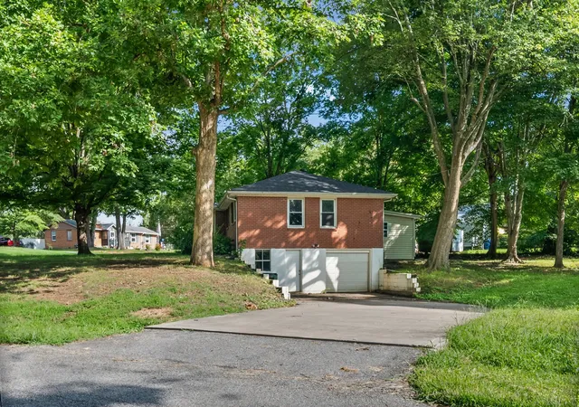 Photo 2 of Single family home for sale at 18 Dalewood Dr, Clarksville, TN 37042 | MLS# 3288668 | Listing updated on 2026-08-21