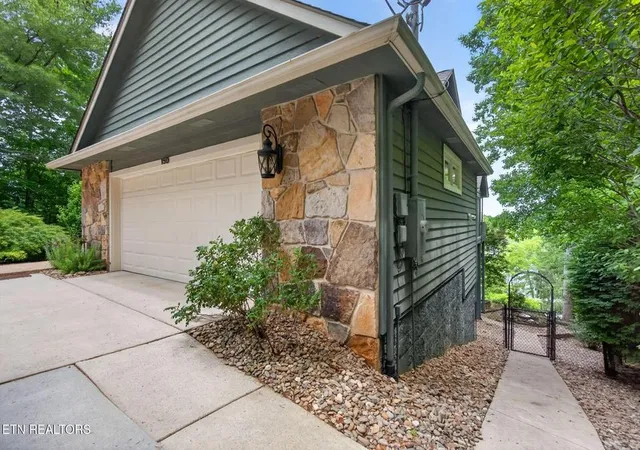 Photo 3 of Single family home for sale at 150 Lynhurst Dr, Crossville, TN 38558 | MLS# 3276772 | Listing updated on 2026-08-24