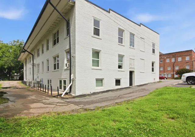 Homes for sale in Paris, TN | 303 S Poplar St, Paris, TN 38242 | MLS# 3279199