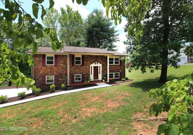 Photo 1 of Single family home for sale at 7604 Sw Kingsbury Dr, Knoxville, TN 37919 | MLS# 3609771 | Listing updated on 2026-10-01