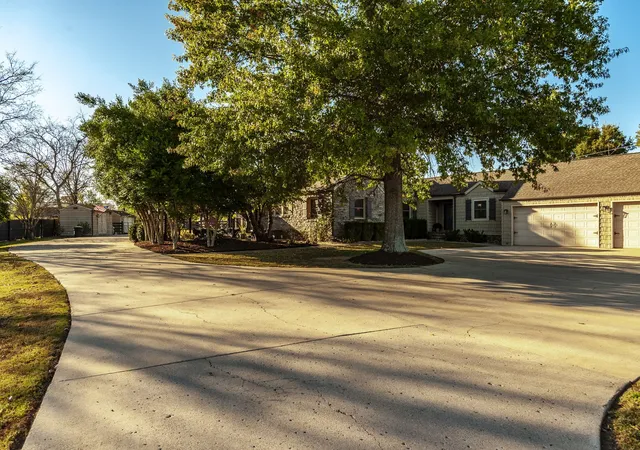 Photo 3 of Single family home for sale at 1745 Saundersville Rd, Hendersonville, TN 37075 | MLS# 3309052 | Listing updated on 2026-10-08